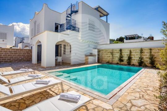 Villa con piscina frente a una casa en Villa Arya - Piscina privata, en Torre Lapillo