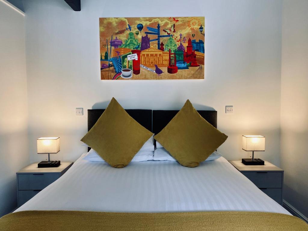 Postel nebo postele na pokoji v ubytování Crows Hotel