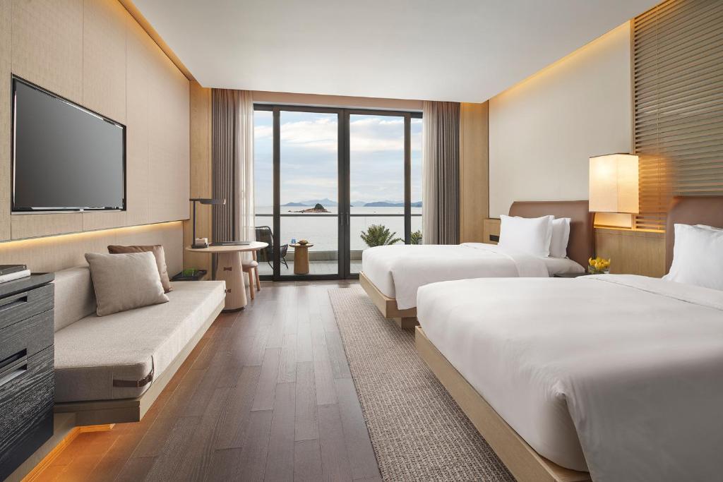 Postel nebo postele na pokoji v ubytování Intercontinental Shenzhen Dameisha Resort by IHG