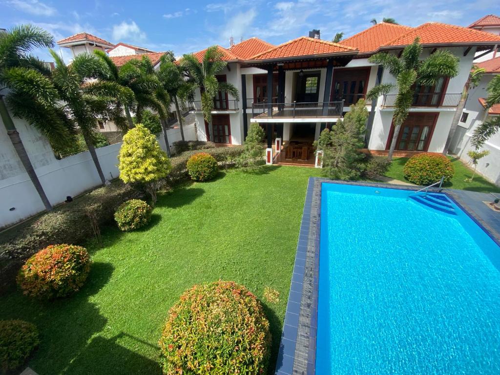 z widokiem na dziedziniec z basenem w obiekcie Christima Residence w Negombo
