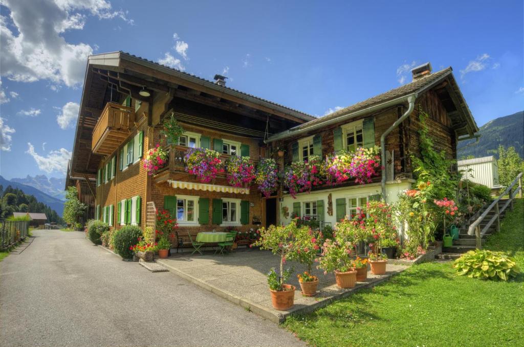 ein Haus mit Blumen auf der Seite in der Unterkunft Landhaus Brif in Schruns-Tschagguns