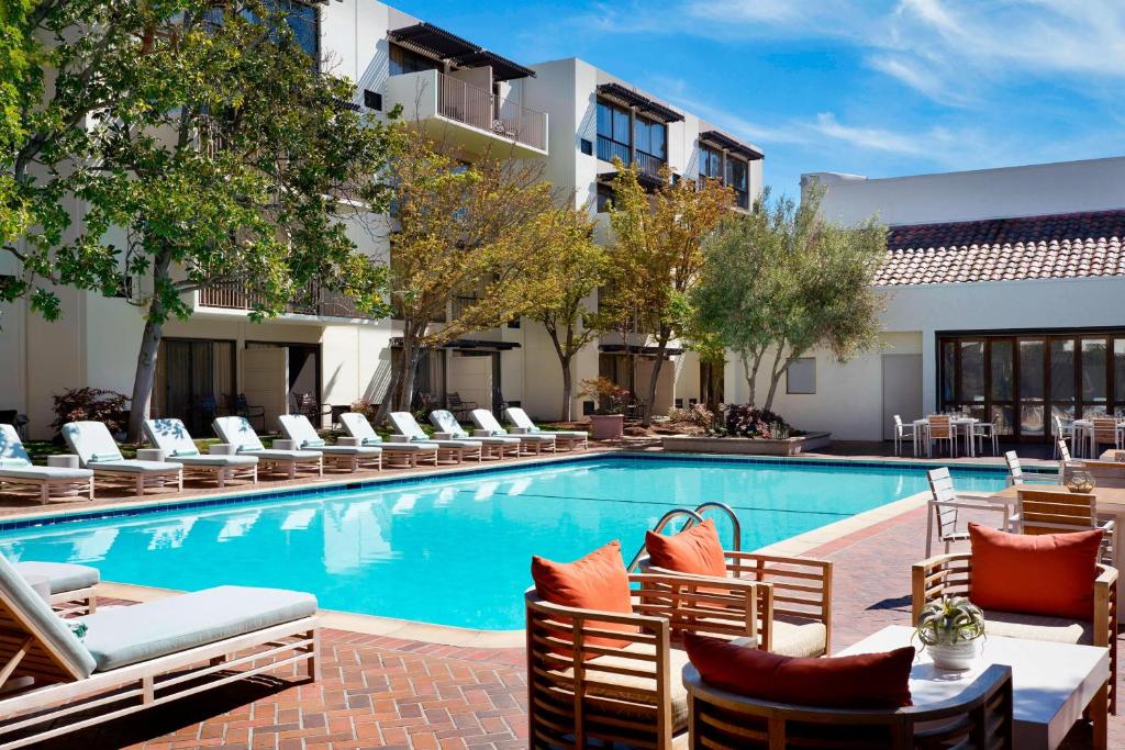 a large swimming pool in front of a large building at Sheraton Palo Alto Hotel in Palo Alto