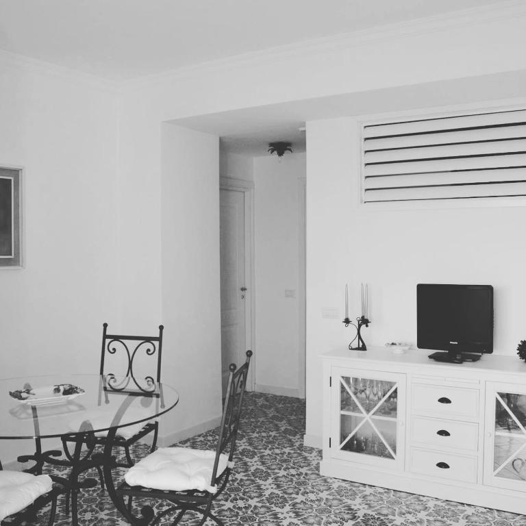 TV a/nebo společenská místnost v ubytování il Porto Capri Casa Vacanza