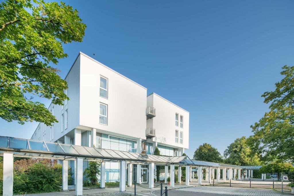 ein Bild eines weißen Gebäudes mit Innenhof in der Unterkunft Best Western Parkhotel Weingarten in Weingarten