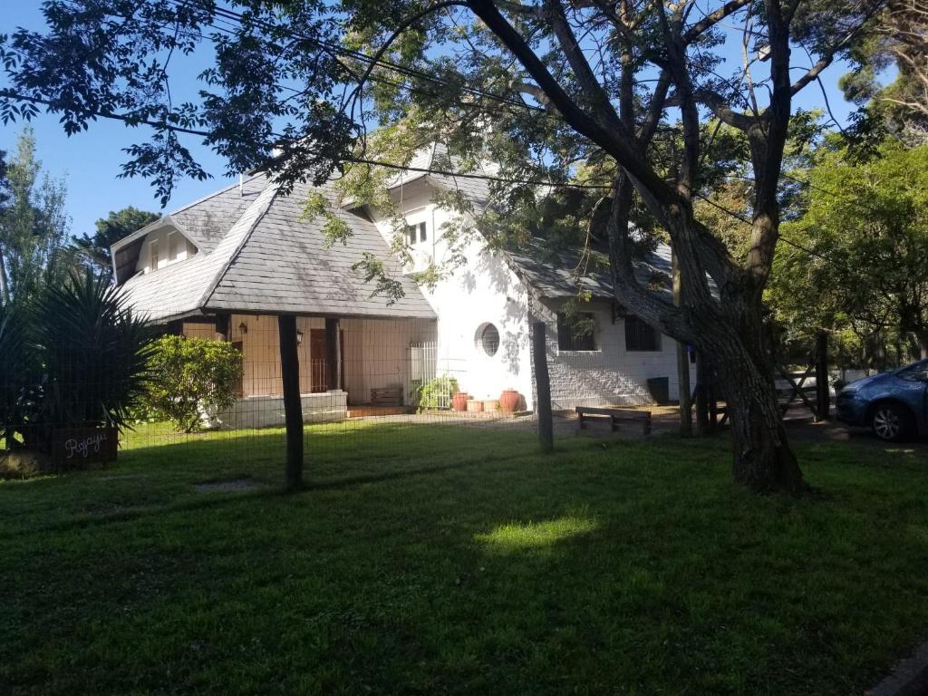 ein weißes Haus mit einem Baum im Hof in der Unterkunft Rojaiju in Punta del Este