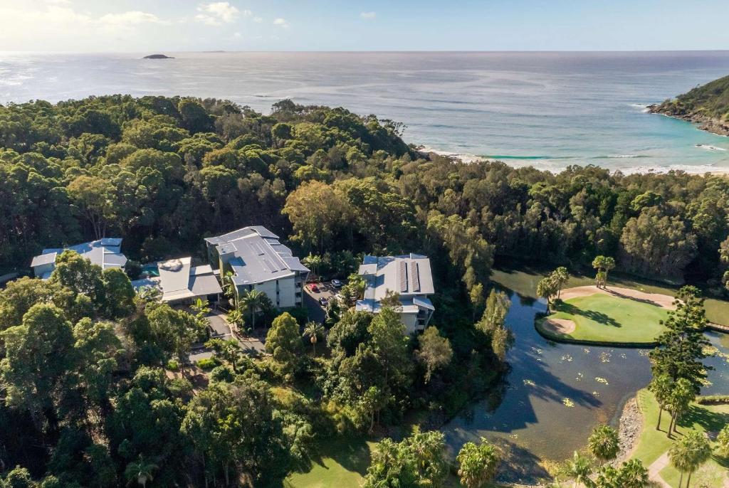 uma vista aérea de uma casa sobre a água em Club Wyndham Coffs Harbour, Trademark Collection by Wyndham em Coffs Harbour