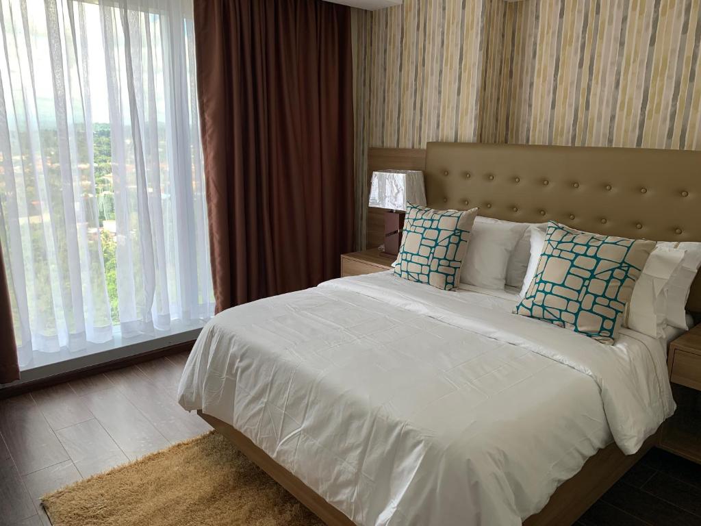 Postel nebo postele na pokoji v ubytování AEON SUITES Staycation