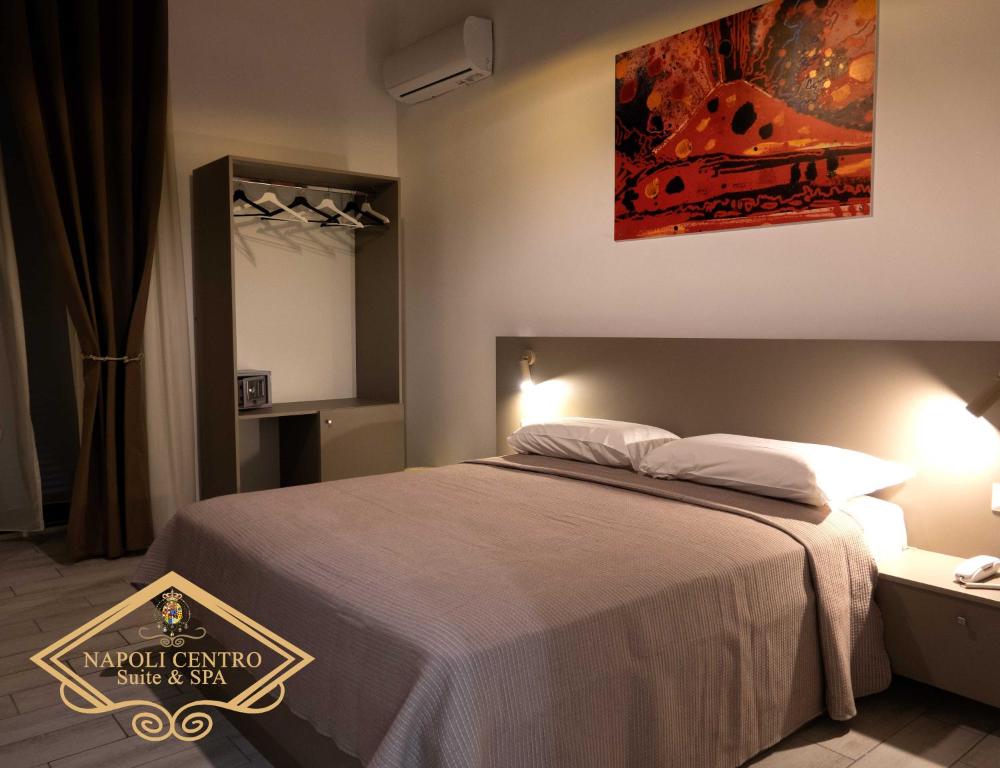 Postel nebo postele na pokoji v ubytování Napoli Centro Suite e Spa