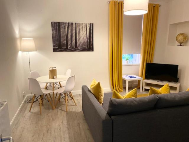 sala de estar con sofá y mesa en Self-contained luxurious feel apartment, en Dunfermline