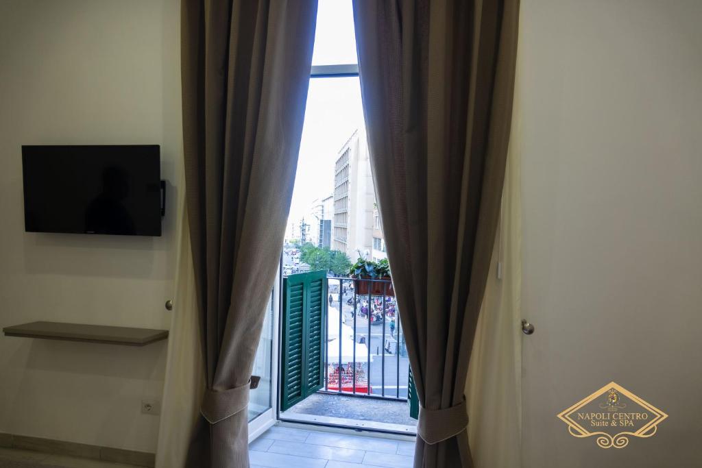 TV a/nebo společenská místnost v ubytování Napoli Centro Suite e Spa