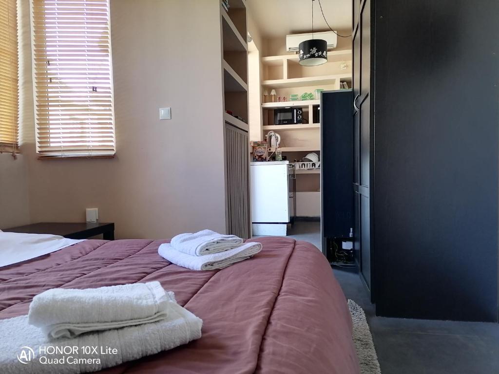 A bed or beds in a room at Myron Apartments