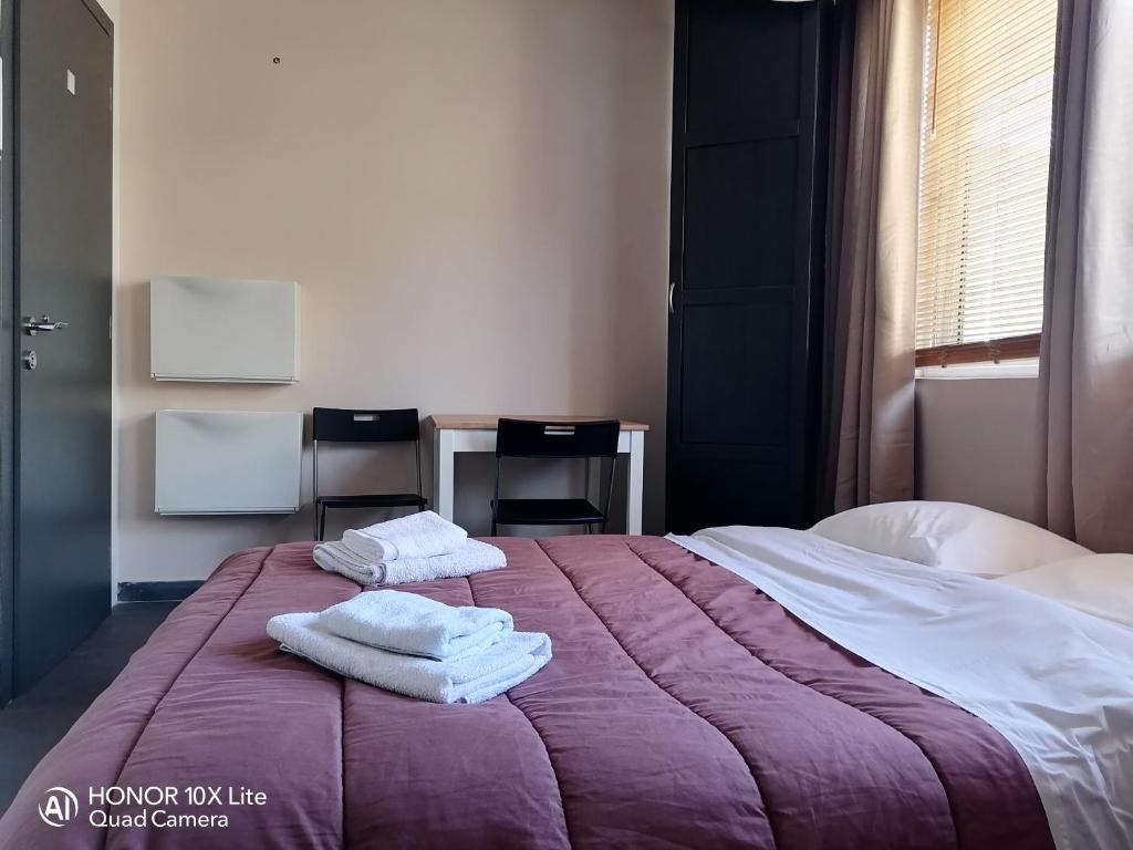 A bed or beds in a room at Myron Apartments