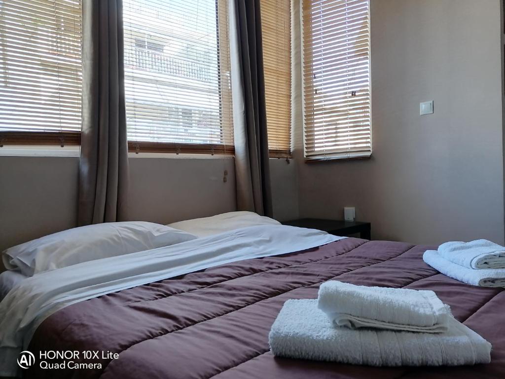 A bed or beds in a room at Myron Apartments