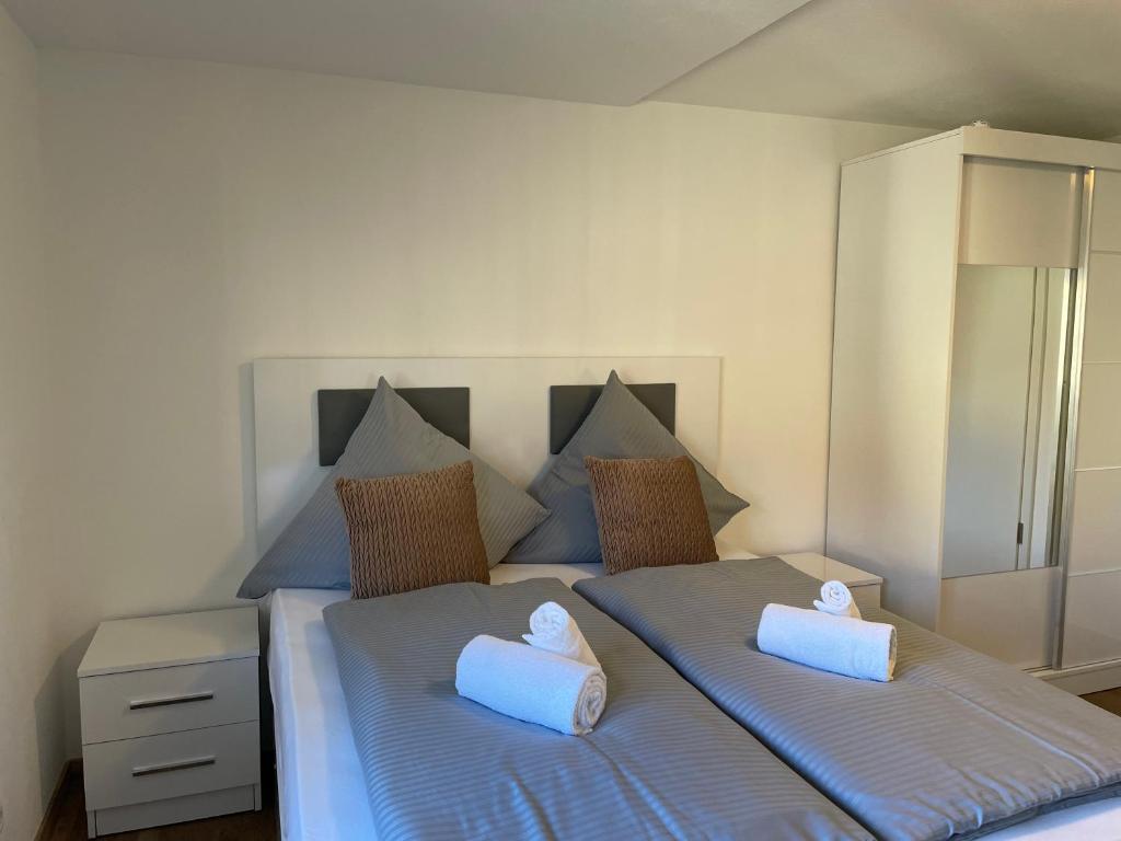 Un dormitorio con dos camas con sábanas azules. en my Hostel Füssen, en Füssen