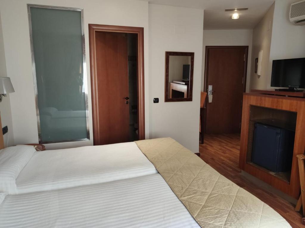 Postel nebo postele na pokoji v ubytování Carlos V Malaga