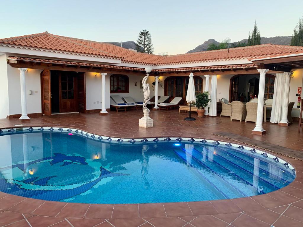 - une piscine en face d'une maison dans l'établissement Villa Claudia - HEATED POOL by VV Canary Ocean Homes, à Puerto de Santiago