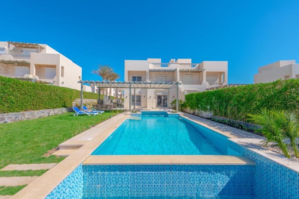 einen Pool vor einer Villa in der Unterkunft Joubal 3BR Villa Private Pool next to Marina in Hurghada