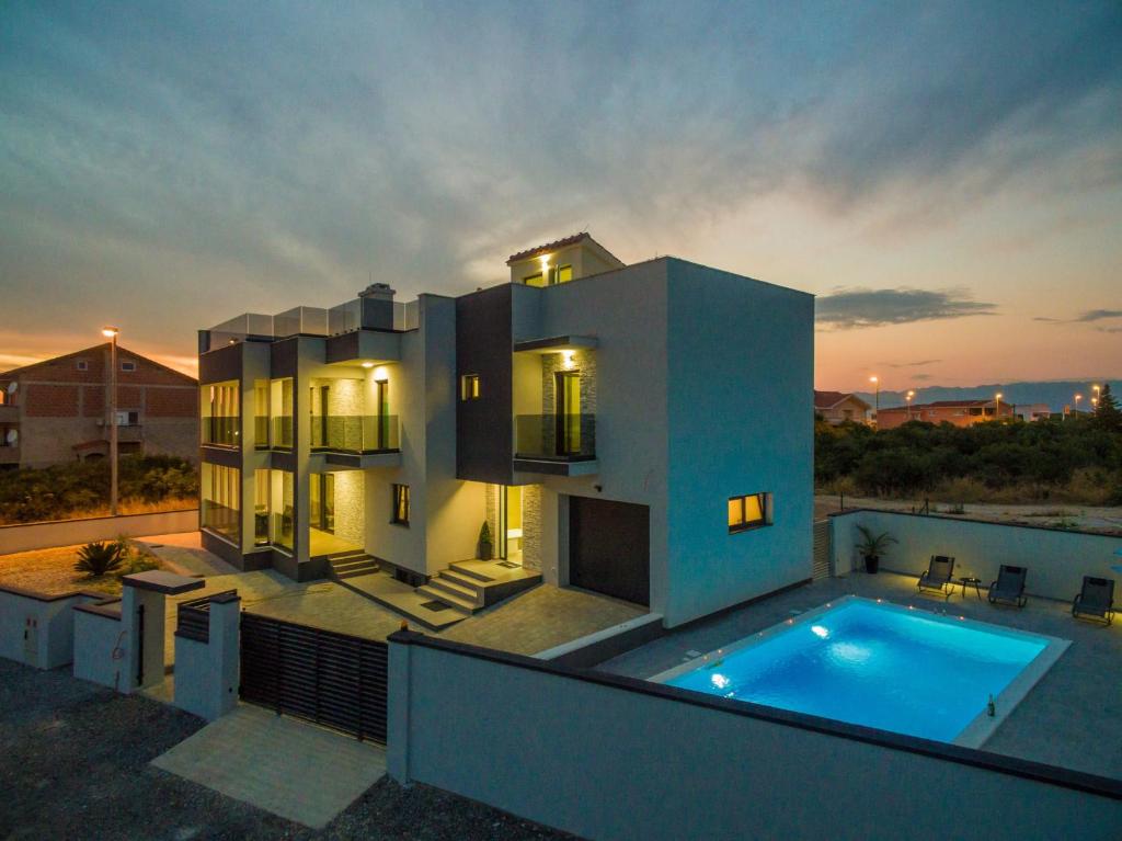 Bazén v ubytování Villa Nika ZadarVillas nebo v jeho okolí
