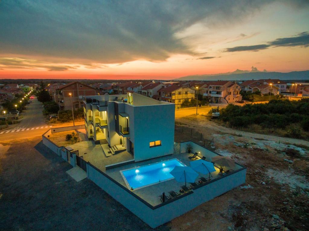 Bazén v ubytování Villa Nika ZadarVillas nebo v jeho okolí