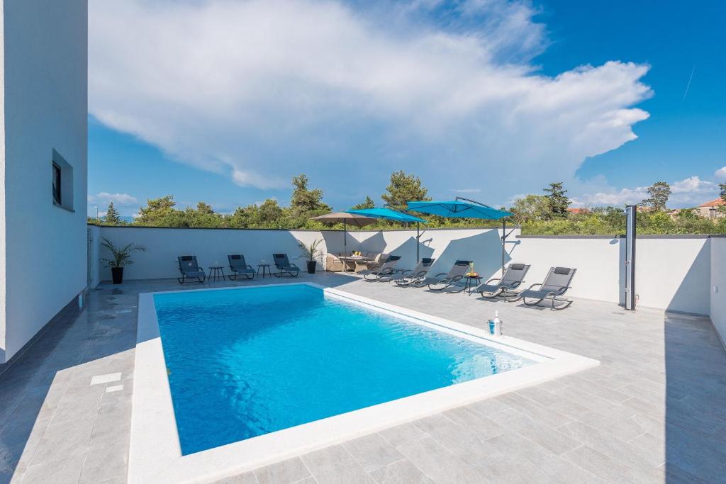 Bazén v ubytování Villa Nika ZadarVillas nebo v jeho okolí