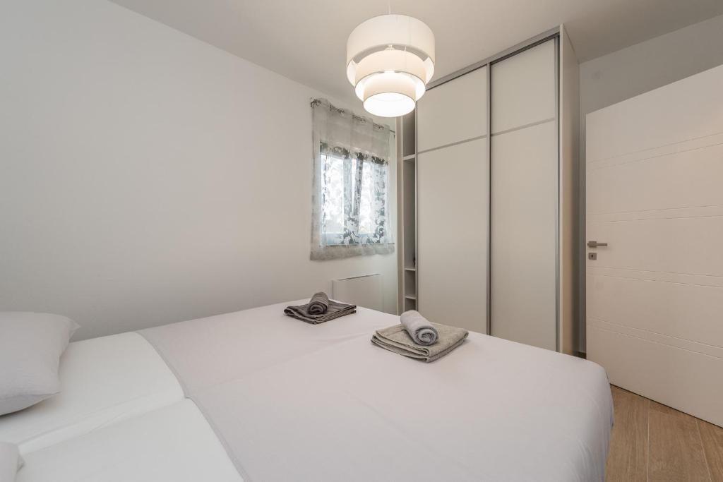 Postel nebo postele na pokoji v ubytování Villa Nika ZadarVillas