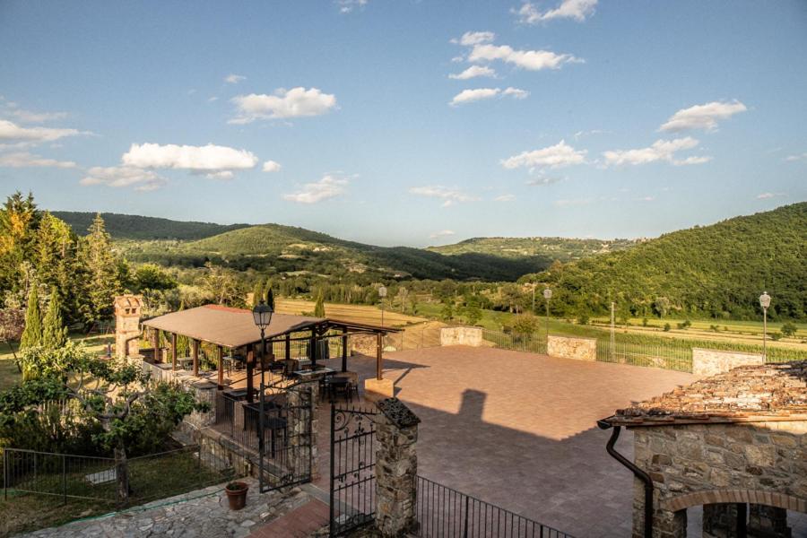 uitzicht op een patio met bergen op de achtergrond bij Il Colombaio Agriturismo in Montegabbione