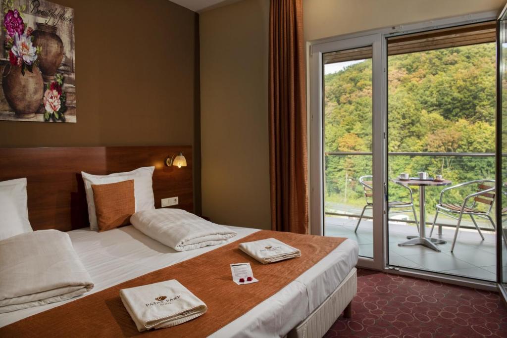 Posteľ alebo postele v izbe v ubytovaní Patak Park Hotel Visegrád
