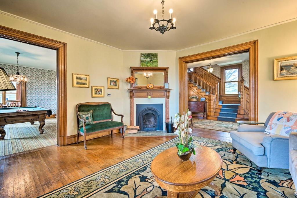 Posezení v ubytování Pet-Friendly Moriah Homestead with Fire Pit!