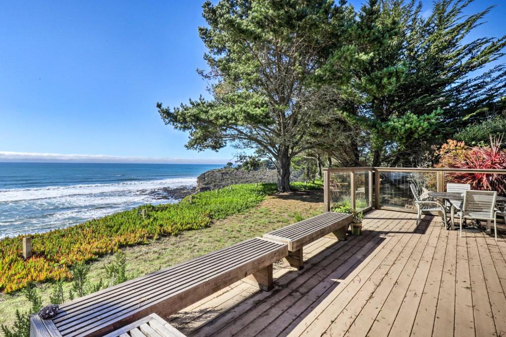 Oceanfront Point Arena House with Lovely Deck!, Point Arena (updated