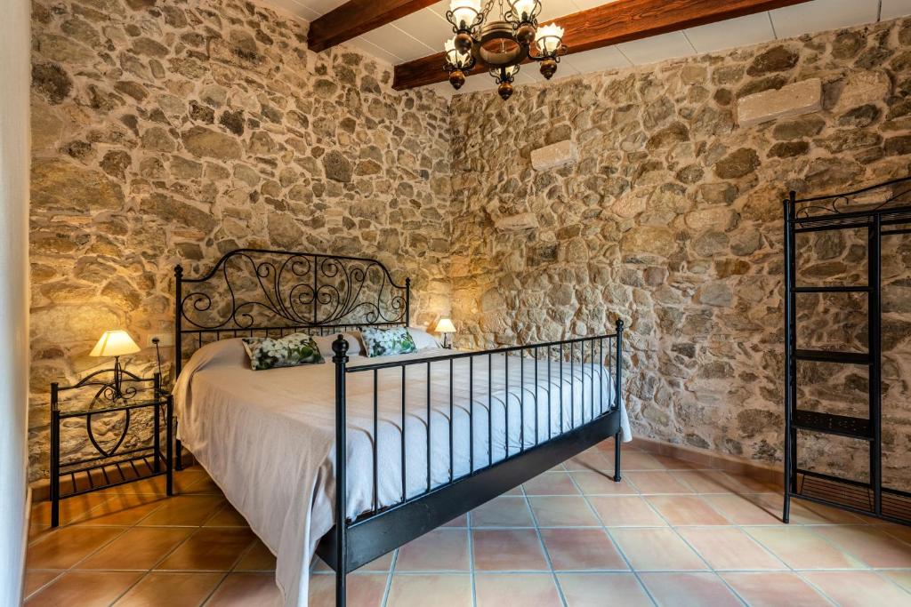 Postel nebo postele na pokoji v ubytování S'ERA de Son Roig