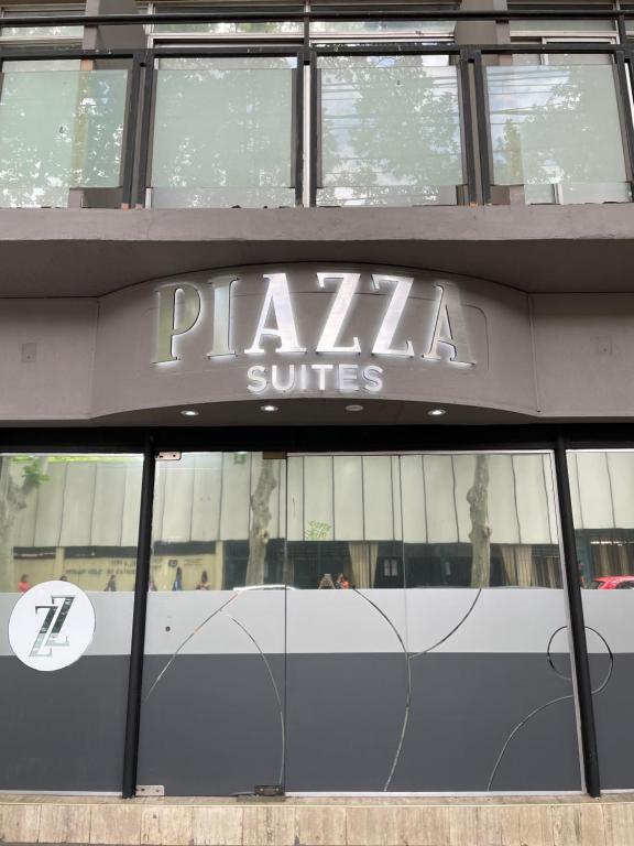 Un edificio con un cartello che legge Plaza Suites di PIAZZA SUITES a Mendoza