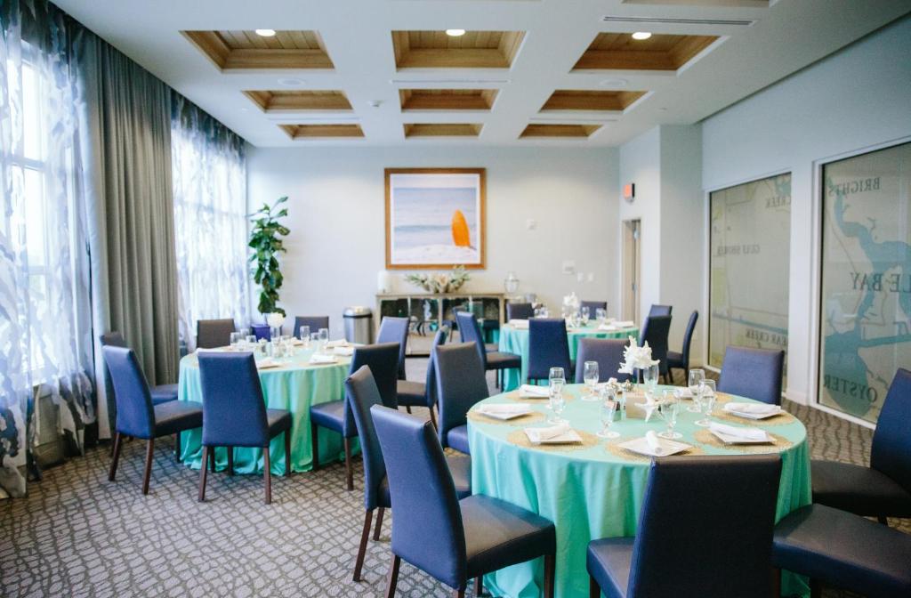 Ein Restaurant oder anderes Speiselokal in der Unterkunft Hotel Indigo Orange Beach - Gulf Shores by IHG 