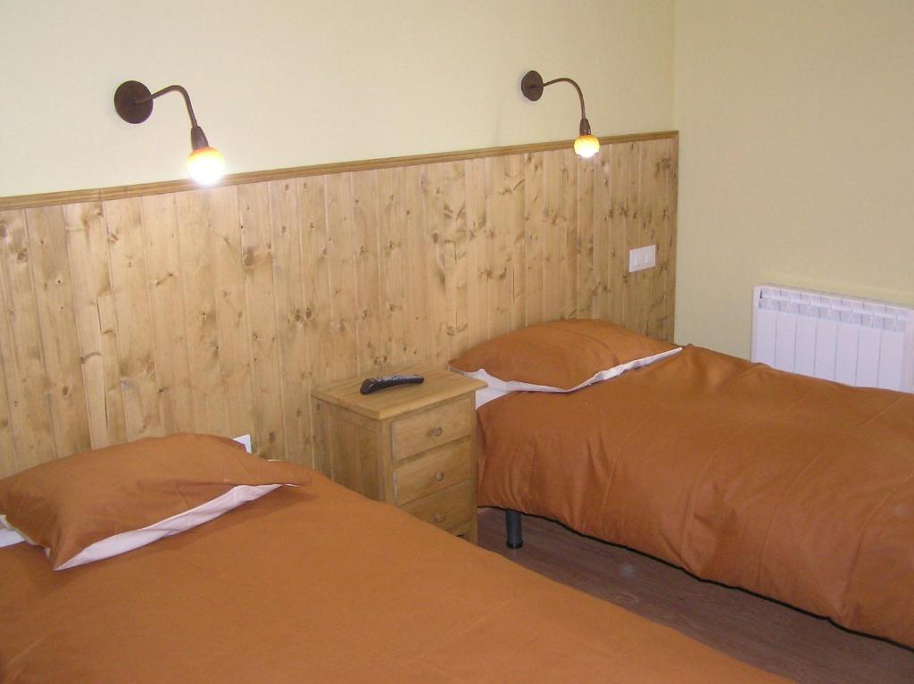 A bed or beds in a room at Hostal Rural Las Cuatro Calles