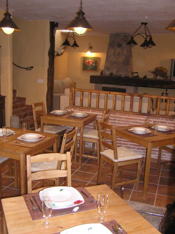 A restaurant or other place to eat at Hostal Rural Las Cuatro Calles