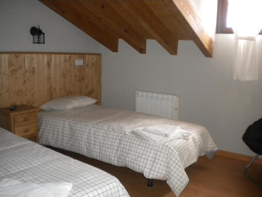 A bed or beds in a room at Hostal Rural Las Cuatro Calles