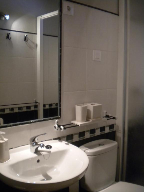 A bathroom at Hostal Rural Las Cuatro Calles