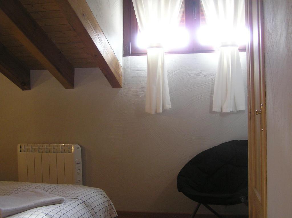 A bed or beds in a room at Hostal Rural Las Cuatro Calles