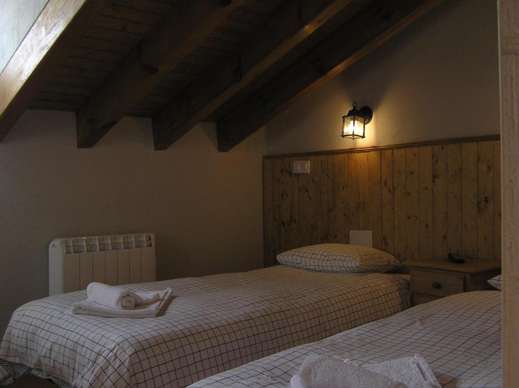 A bed or beds in a room at Hostal Rural Las Cuatro Calles