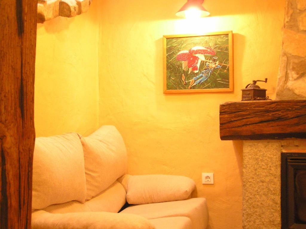 A seating area at Hostal Rural Las Cuatro Calles