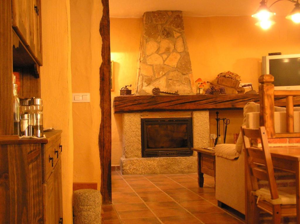 A television and/or entertainment centre at Hostal Rural Las Cuatro Calles