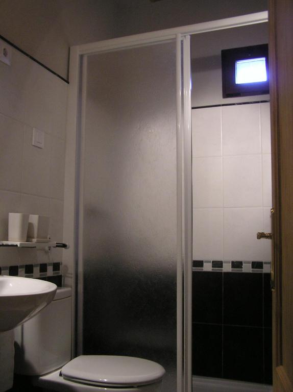 A bathroom at Hostal Rural Las Cuatro Calles