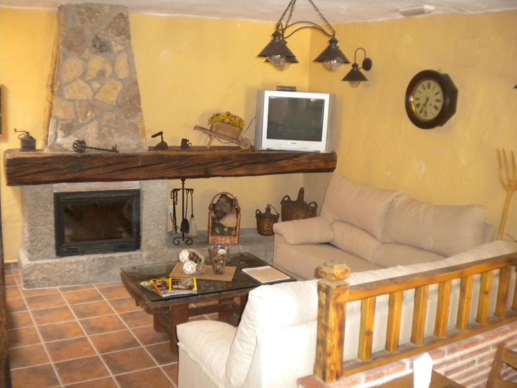 A seating area at Hostal Rural Las Cuatro Calles