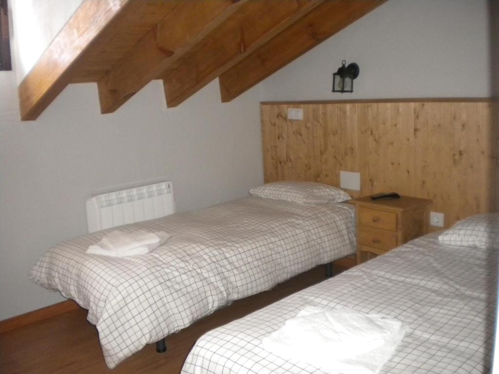 A bed or beds in a room at Hostal Rural Las Cuatro Calles