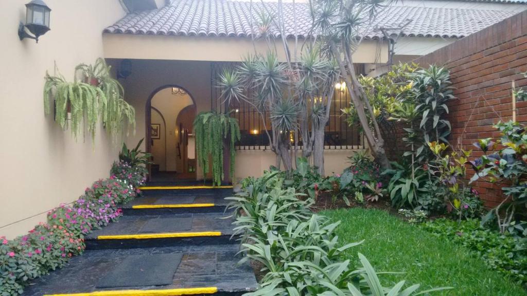 una pasarela que conduce a la puerta principal de una casa en Villas Del Sol Bed & Breakfast, en Lima