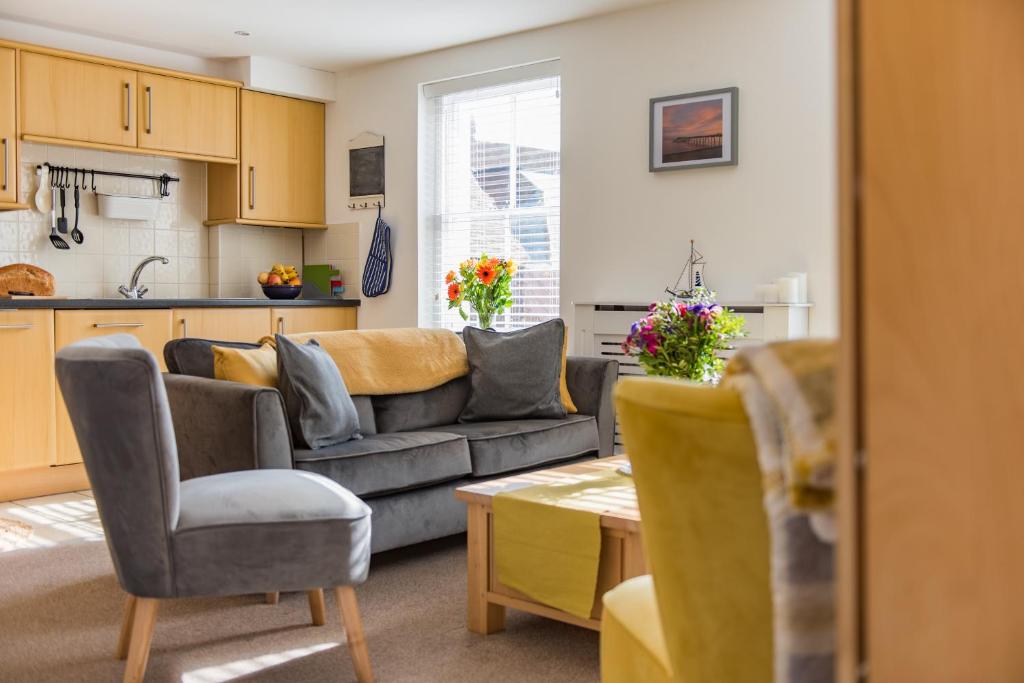 A seating area at Pebble Bay Apartment