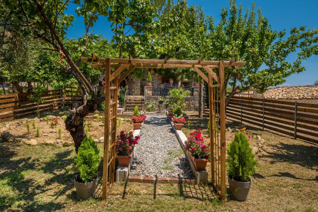 Zahrada ubytování Casa Petra - Stone Cottage Farmhouses