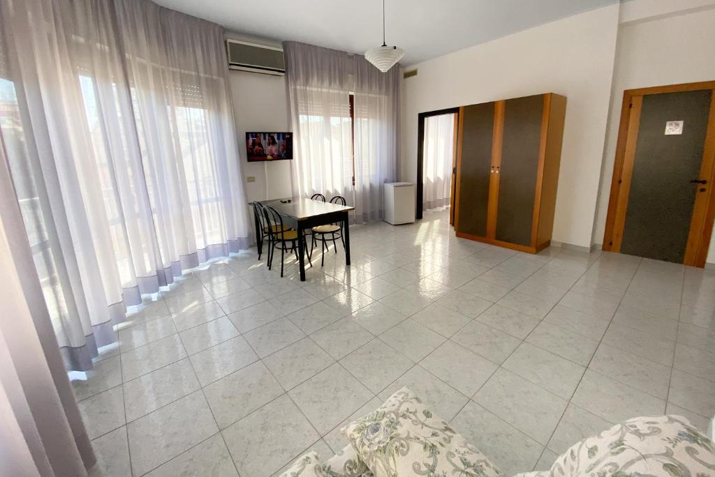 een woonkamer met een tafel en stoelen bij Majestic Suite in San Benedetto del Tronto