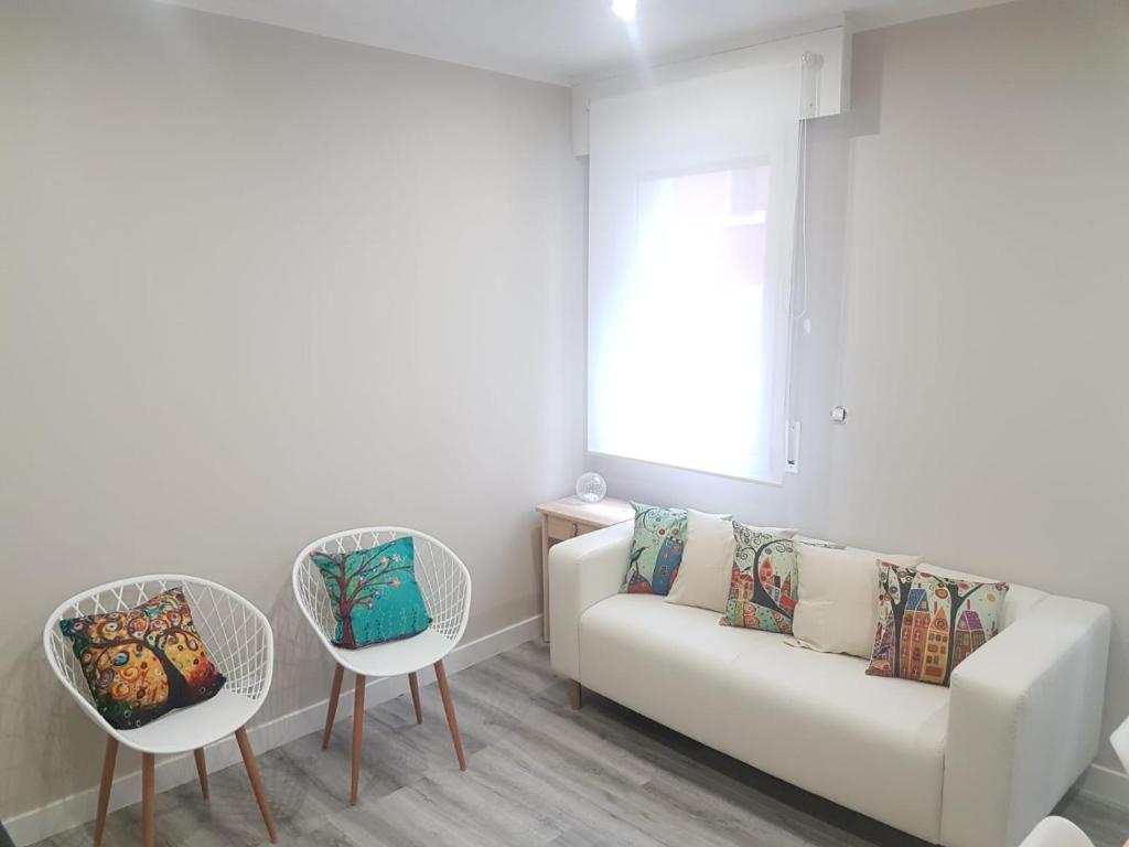 un soggiorno con divano e 2 sedie di Bilbao Cozy Apartment with free Wifi a Bilbao