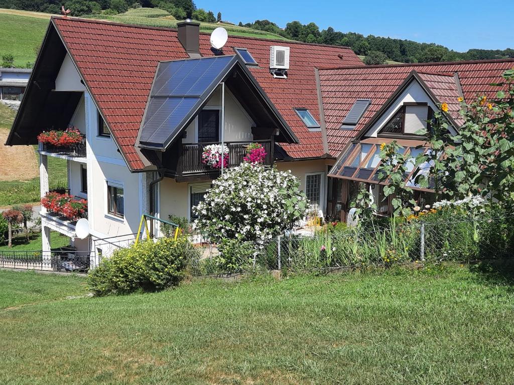 uma casa com um painel solar no telhado em Gästehaus Anna em Unterlamm