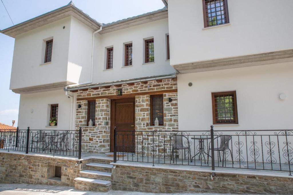 Casa blanca con puerta y escaleras en Aelia Mount Suites en Zagora